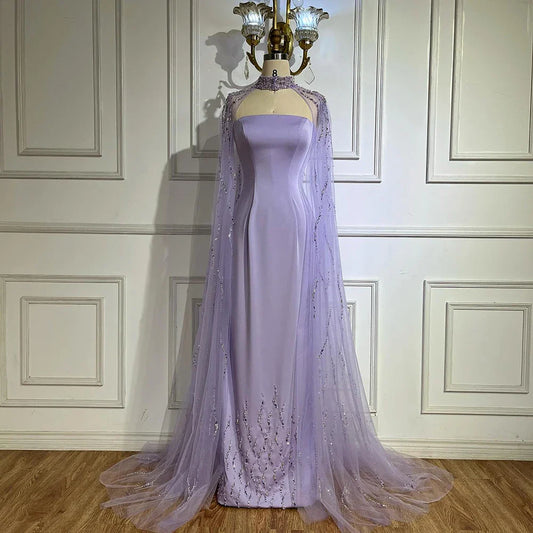 Lilafarbenes trägerloses Abendkleid mit perlenbesetztem, langem Cape LA72828