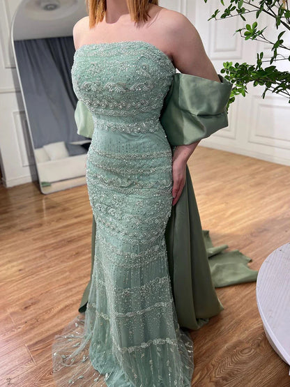 Luxuriöses Abendkleid mit Perlenbesatz und Cape in Salbeigrün LA72126 