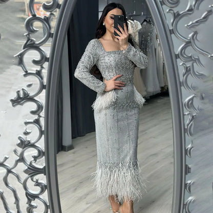 Silbergraues Meerjungfrau-Abendkleid in Teelänge mit Federn LA71669L