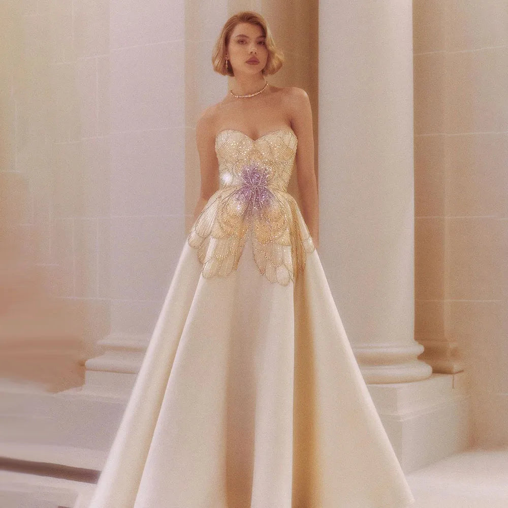Vestidos de noche beige de lujo con cuentas y mariposas para mujer, elegantes vestidos de fiesta de graduación de satén con escote corazón LA72195