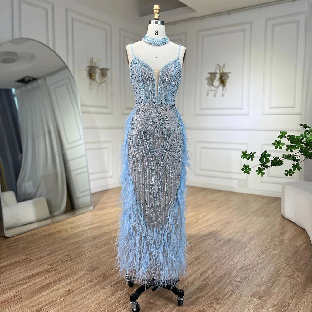 Vestido de noche de sirena color nude blanco con tirantes finos, plumas y cuentas LA72047