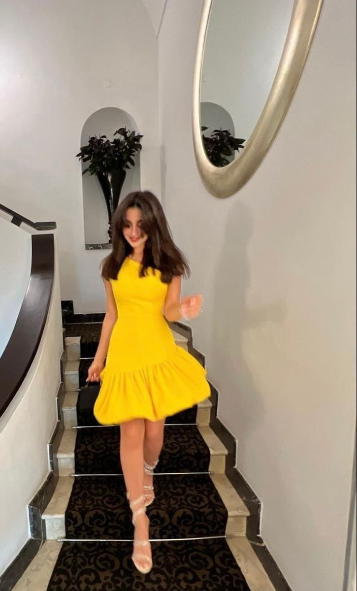 Vestido corto de satén amarillo con un solo hombro para fiesta de bienvenida Y8187