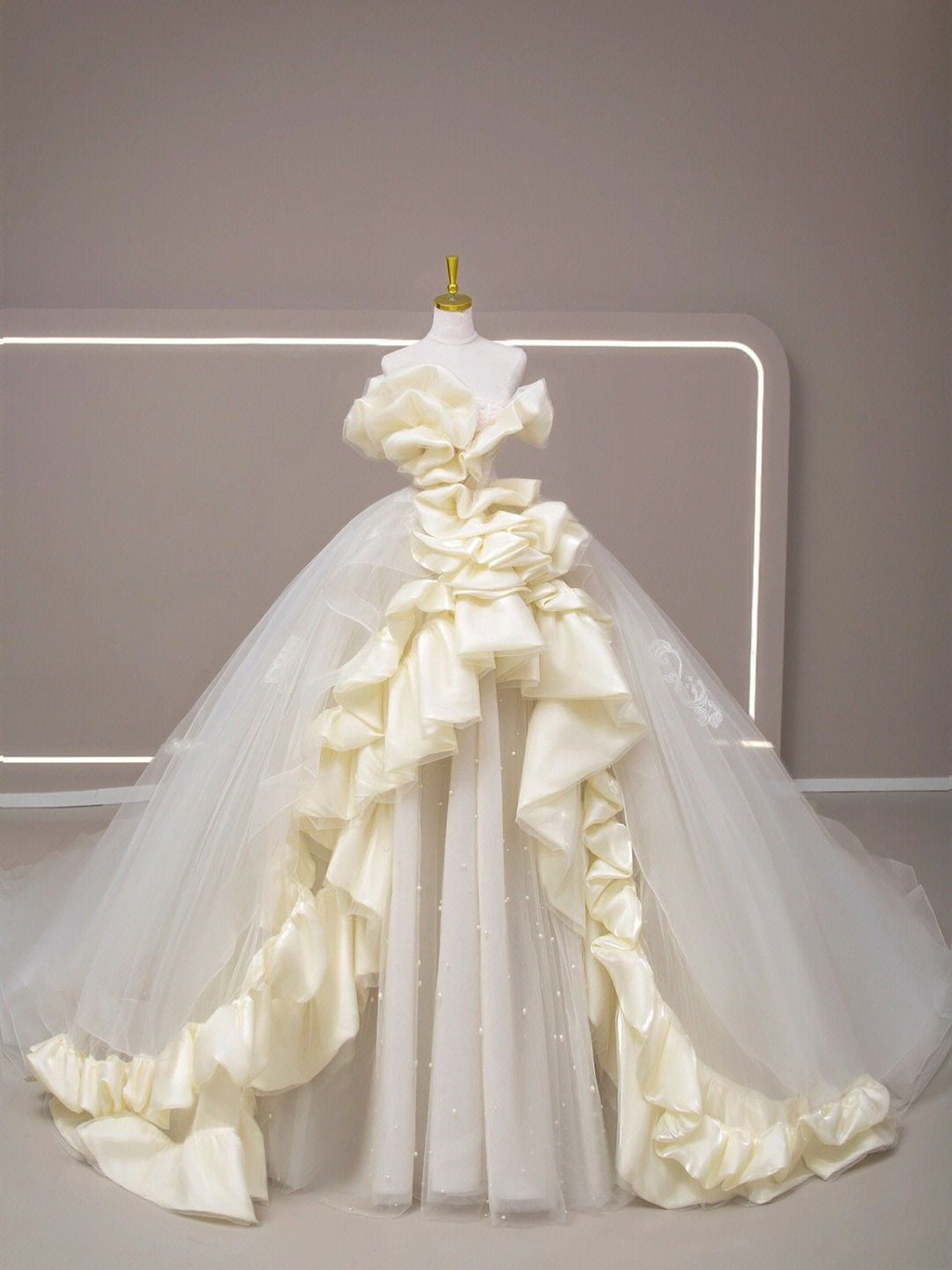 Vestido de novia elegante de tul con vuelo Y2745