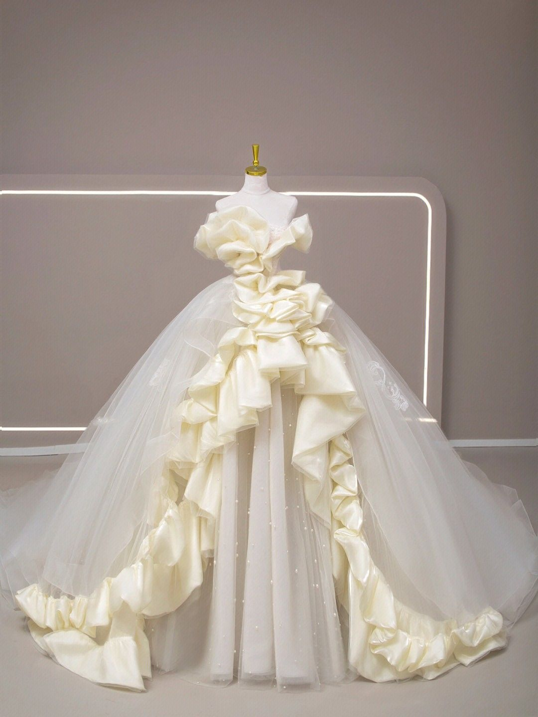 Vestido de novia elegante de tul con vuelo Y2745