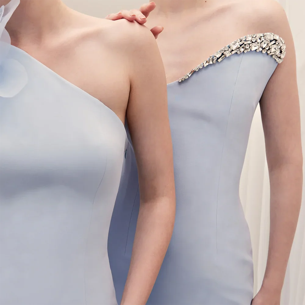 Blaues Satin-Meerjungfrauen-Abendkleid mit einer Schulter und Perlenbesatz im Cape-Stil, Partykleid für Damen mit hohem Schlitz LA72504 