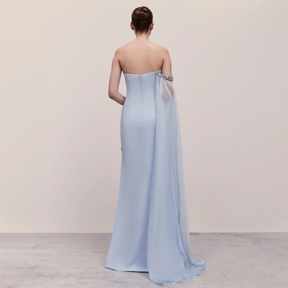 Blaues Satin-Meerjungfrauen-Abendkleid mit einer Schulter und Perlenbesatz im Cape-Stil, Partykleid für Damen mit hohem Schlitz LA72504 
