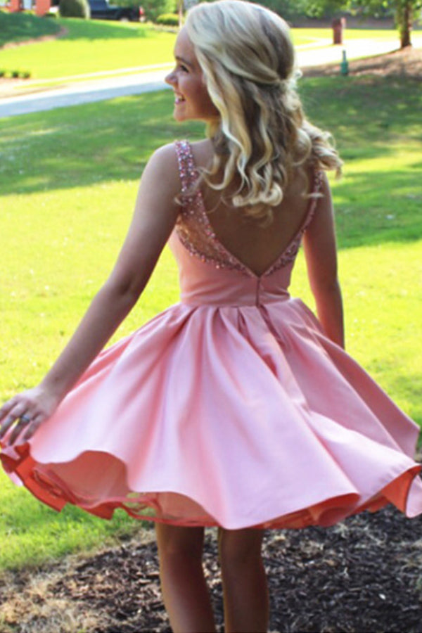 Ärmelloses, rückenfreies, kurzes Ballkleid mit Perlen 