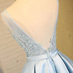 Vestidos de fiesta de bienvenida azules de corte A, princesa, escote en V, espalda descubierta y apliques