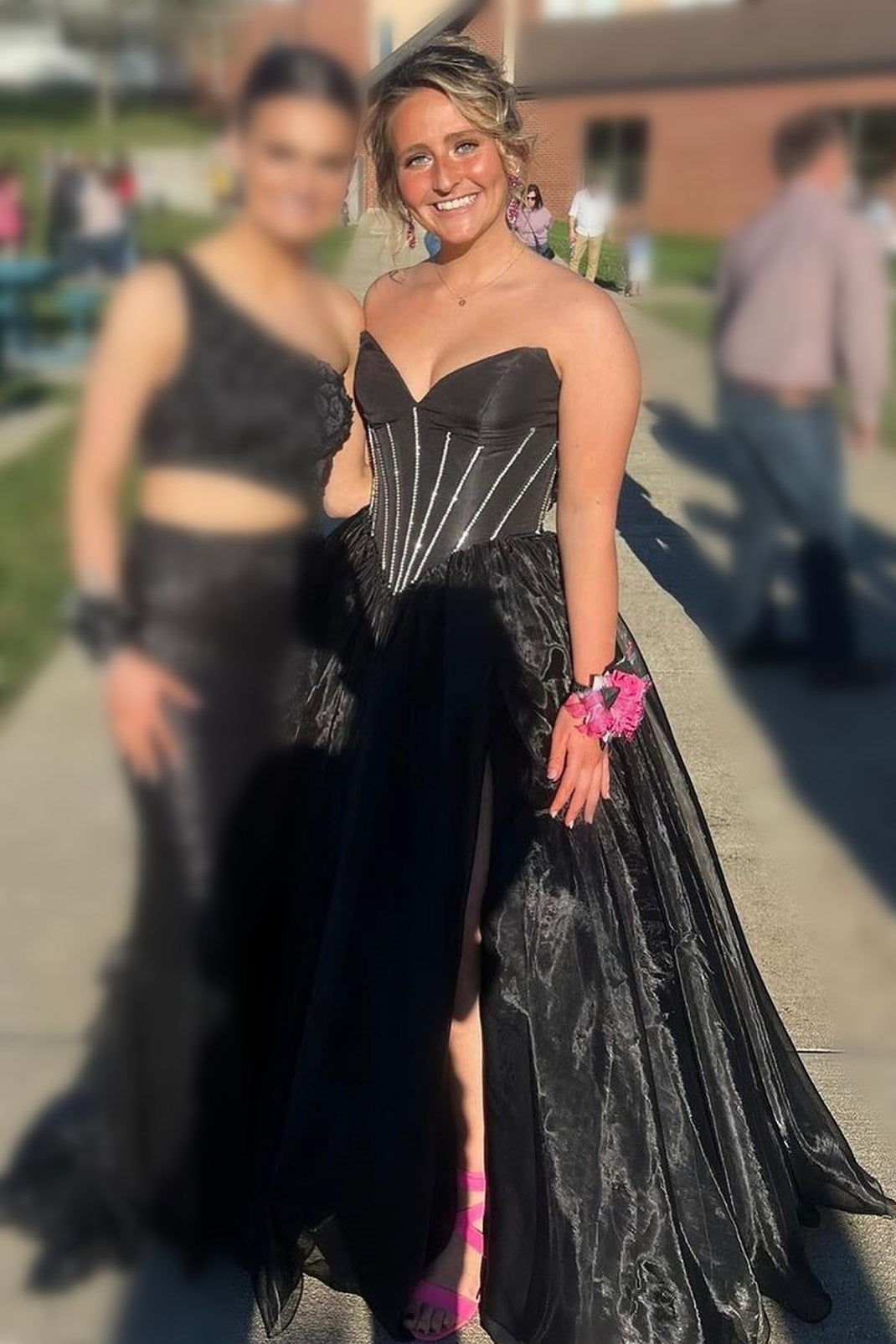 Trägerloses Ballkleid mit Perlen und Schlitz in Pink