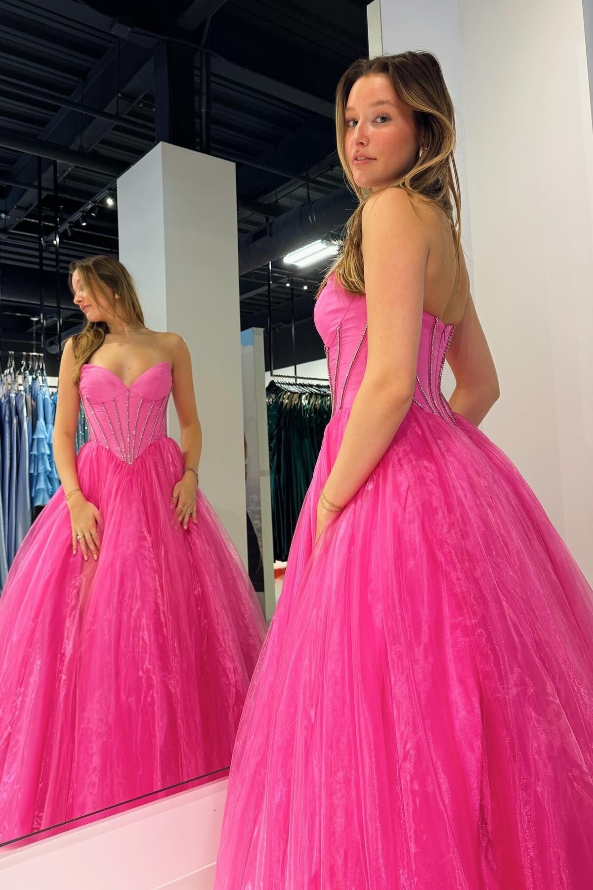 Vestido de fiesta sin tirantes con cuentas y abertura en rosa intenso