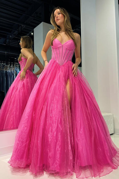Trägerloses Ballkleid mit Perlen und Schlitz in Pink