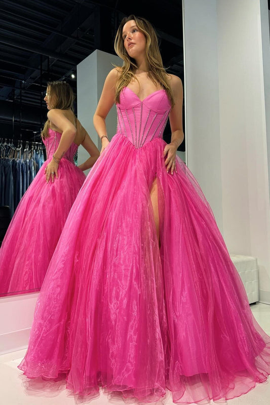Trägerloses Ballkleid mit Perlen und Schlitz in Pink