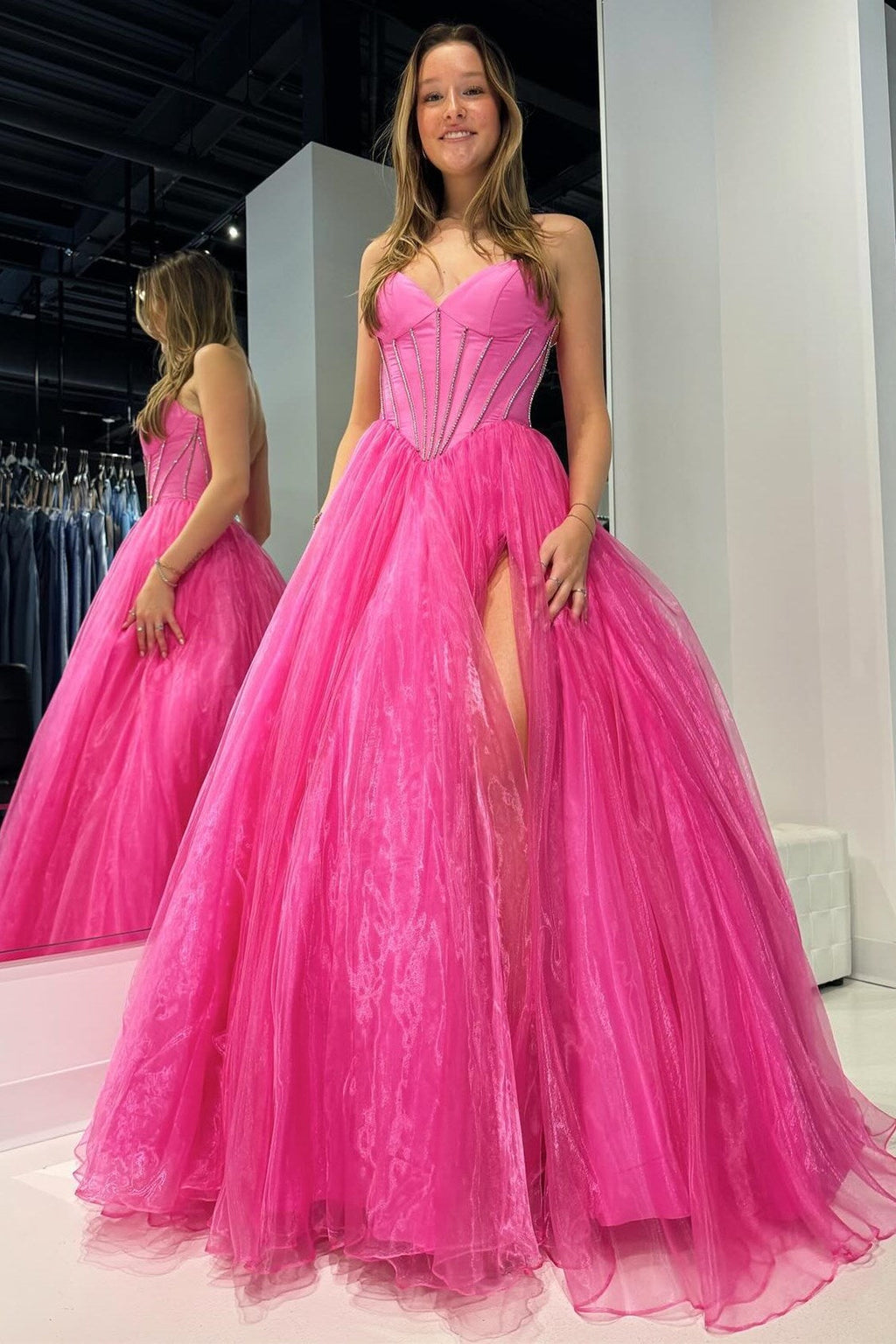 Vestido de fiesta sin tirantes con cuentas y abertura en rosa intenso