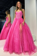 Vestido de fiesta sin tirantes con cuentas y abertura en rosa intenso
