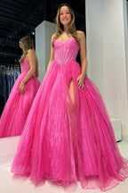 Vestido de fiesta sin tirantes con cuentas y abertura en rosa intenso