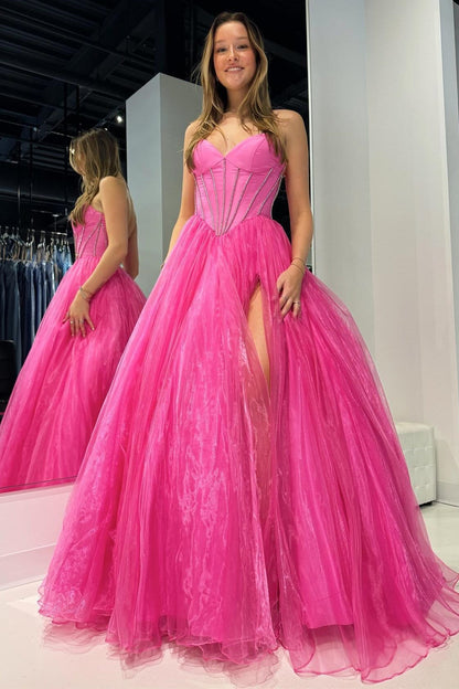 Trägerloses Ballkleid mit Perlen und Schlitz in Pink