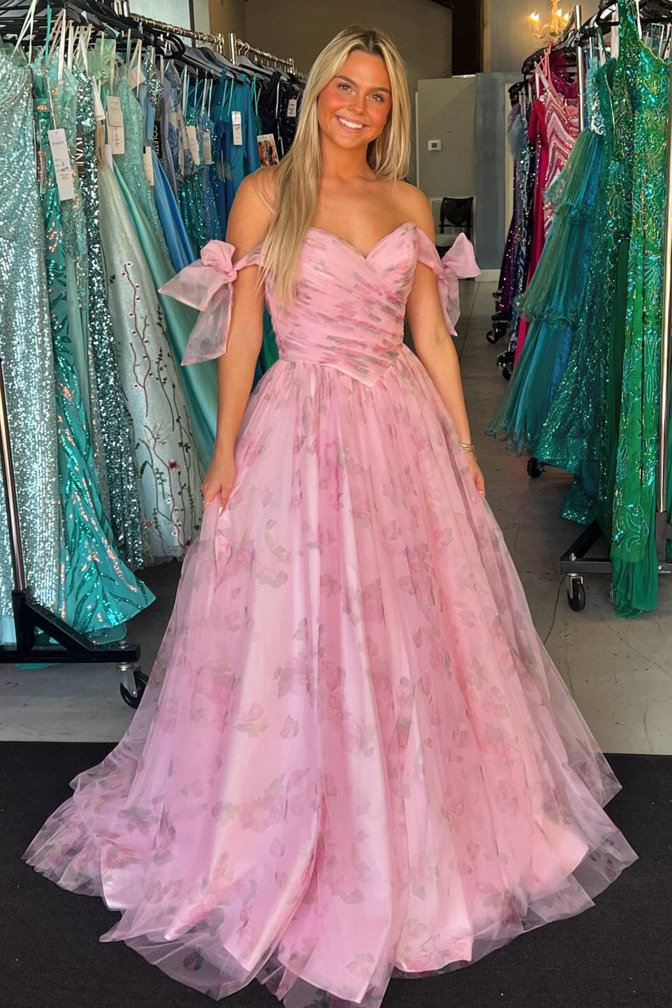 Vestido de fiesta largo de corte A con hombros descubiertos y estampado rosa