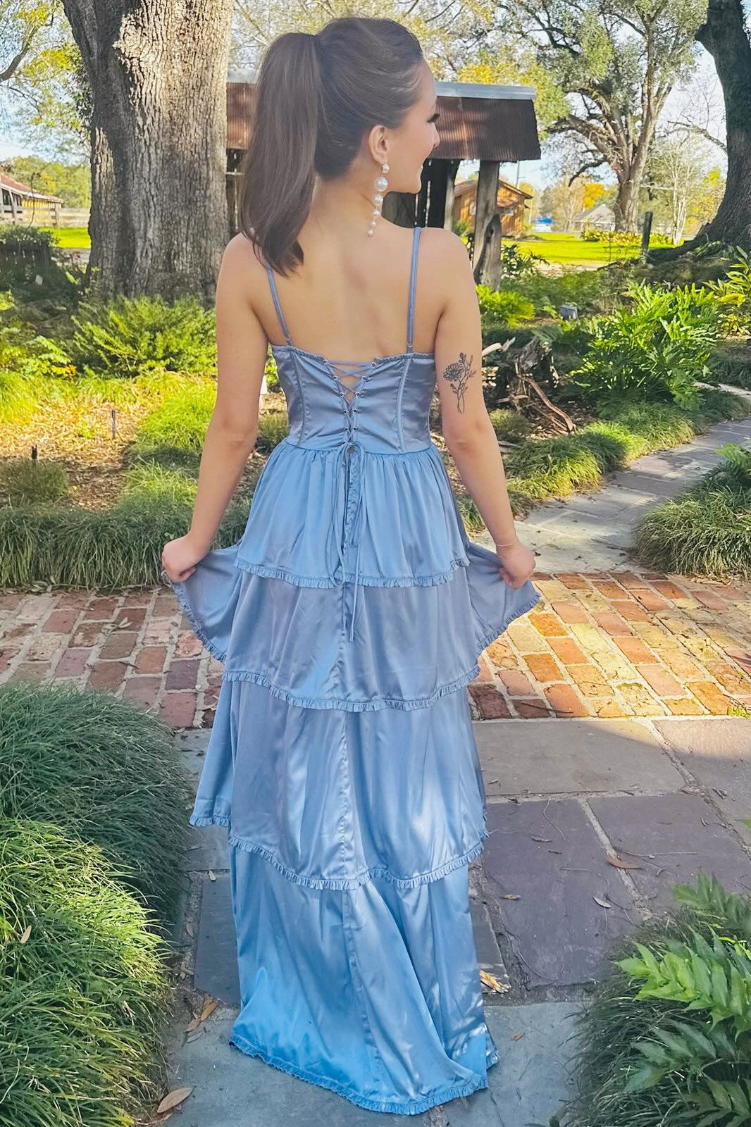 Vestido de fiesta largo con volantes multicapa y corsé color bígaro