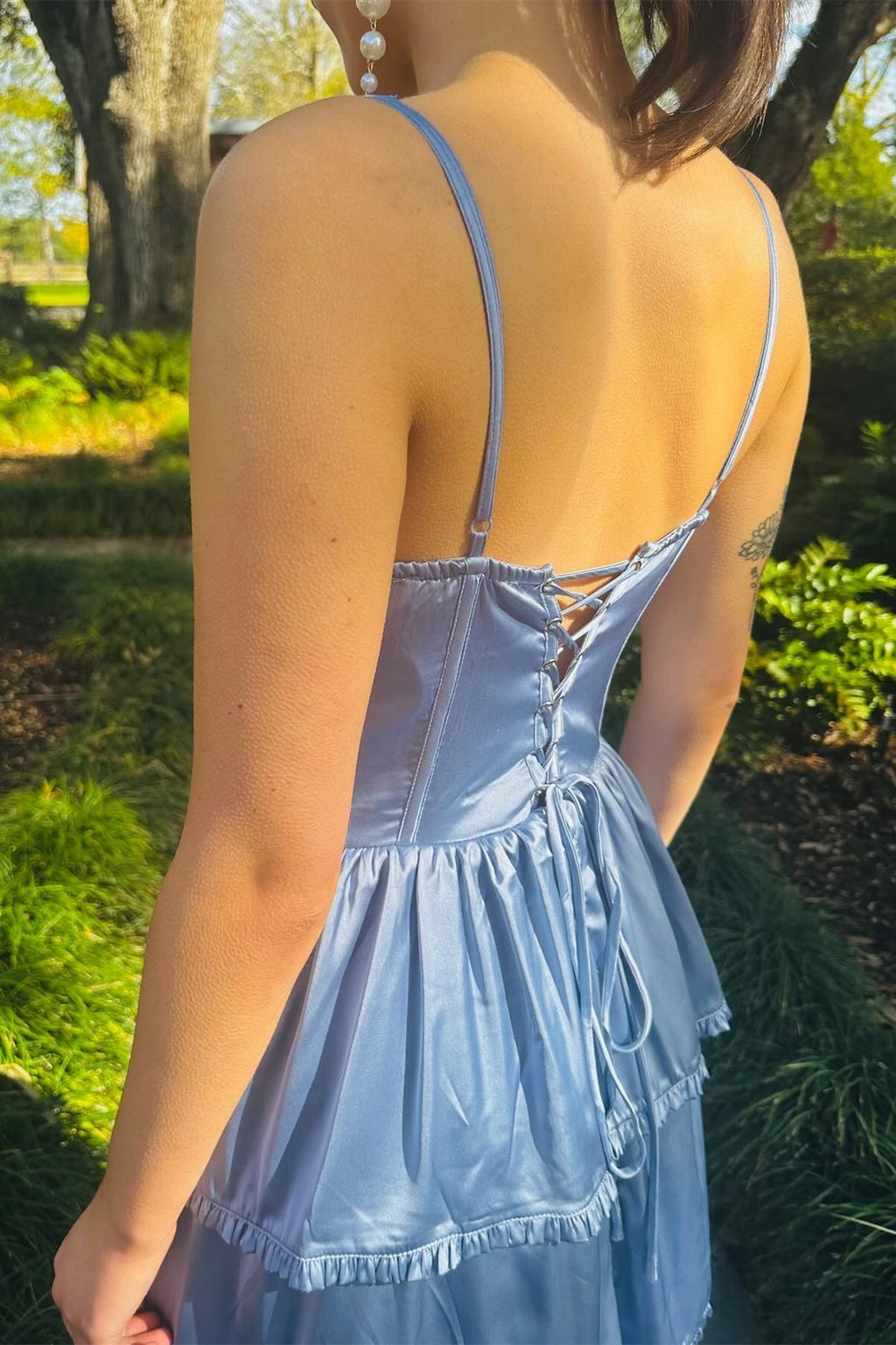 Vestido de fiesta largo con volantes multicapa y corsé color bígaro