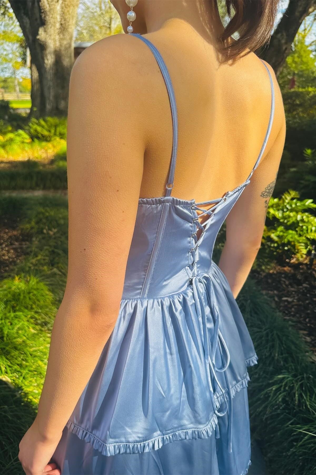 Vestido de fiesta largo con volantes multicapa y corsé color bígaro