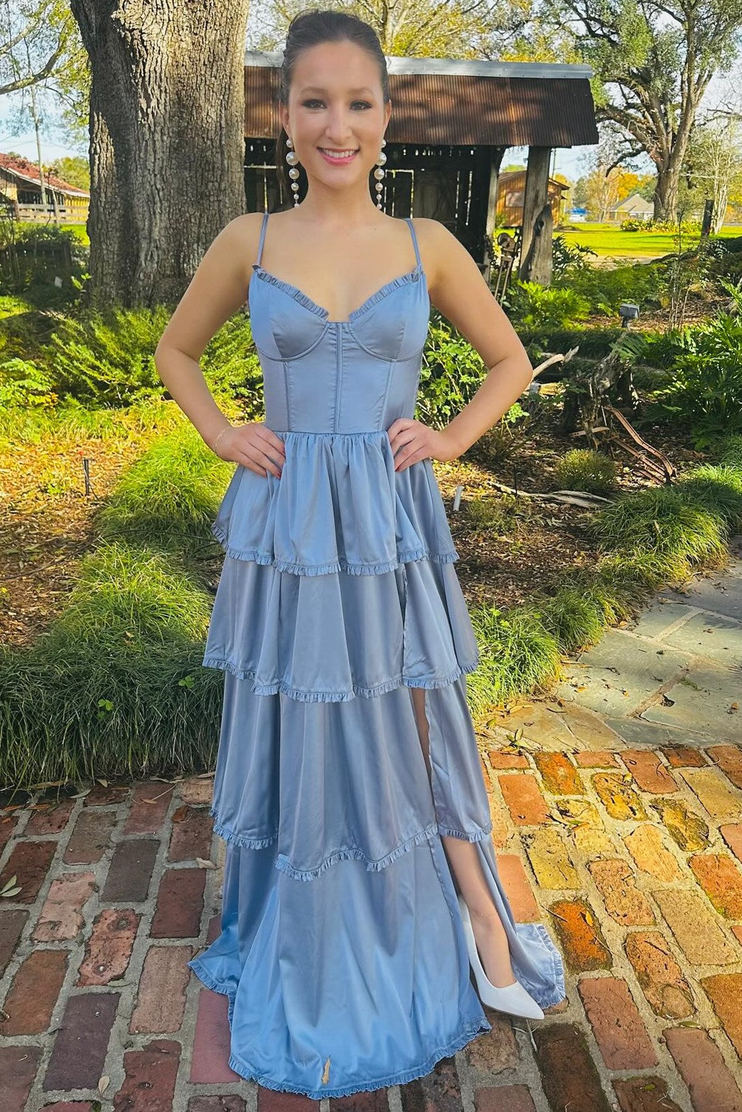 Vestido de fiesta largo con volantes multicapa y corsé color bígaro