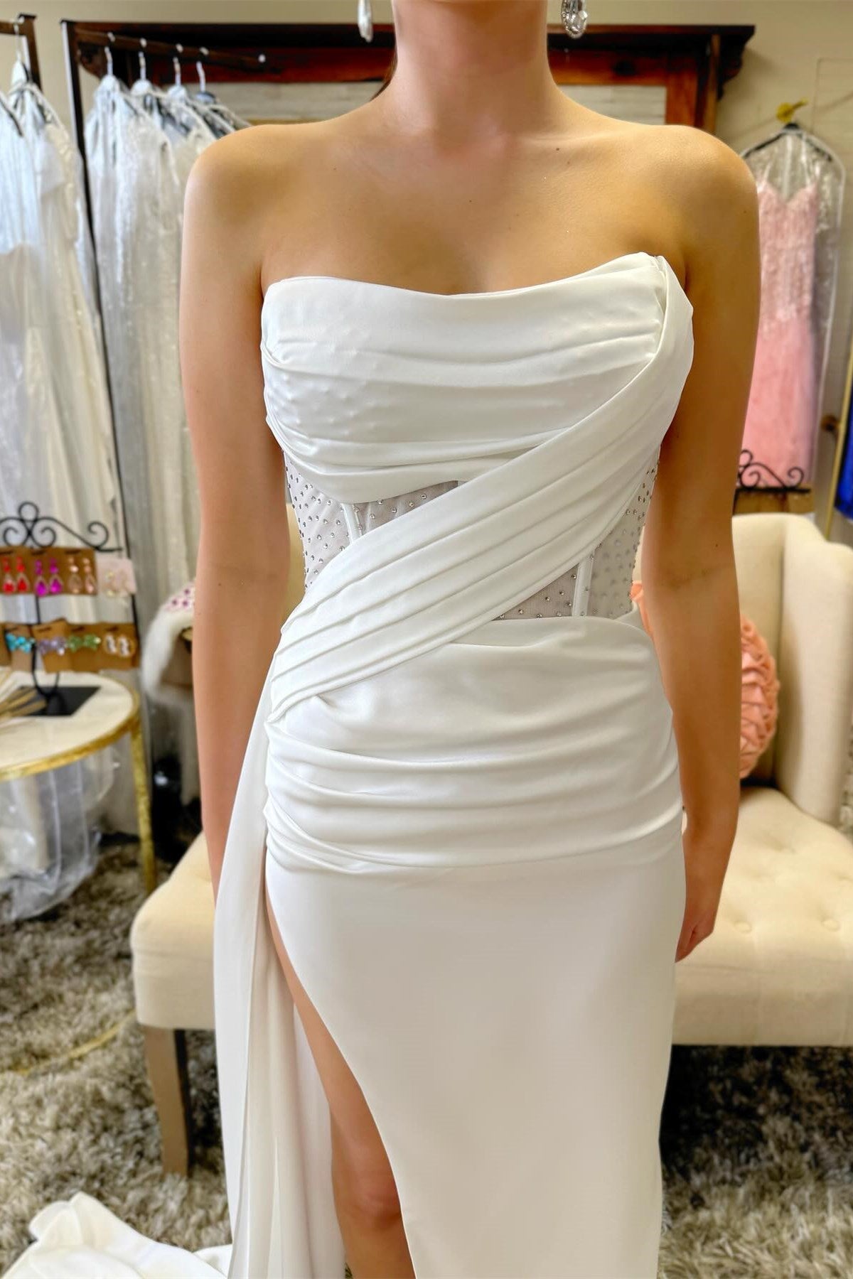 Vestido largo fruncido con cuentas y sin tirantes con cola incorporada