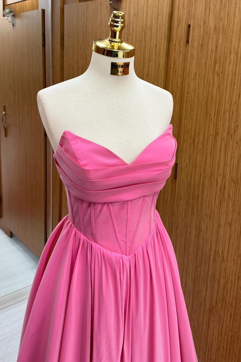 Vestido formal largo de corte A con cordones y sin tirantes en rosa intenso