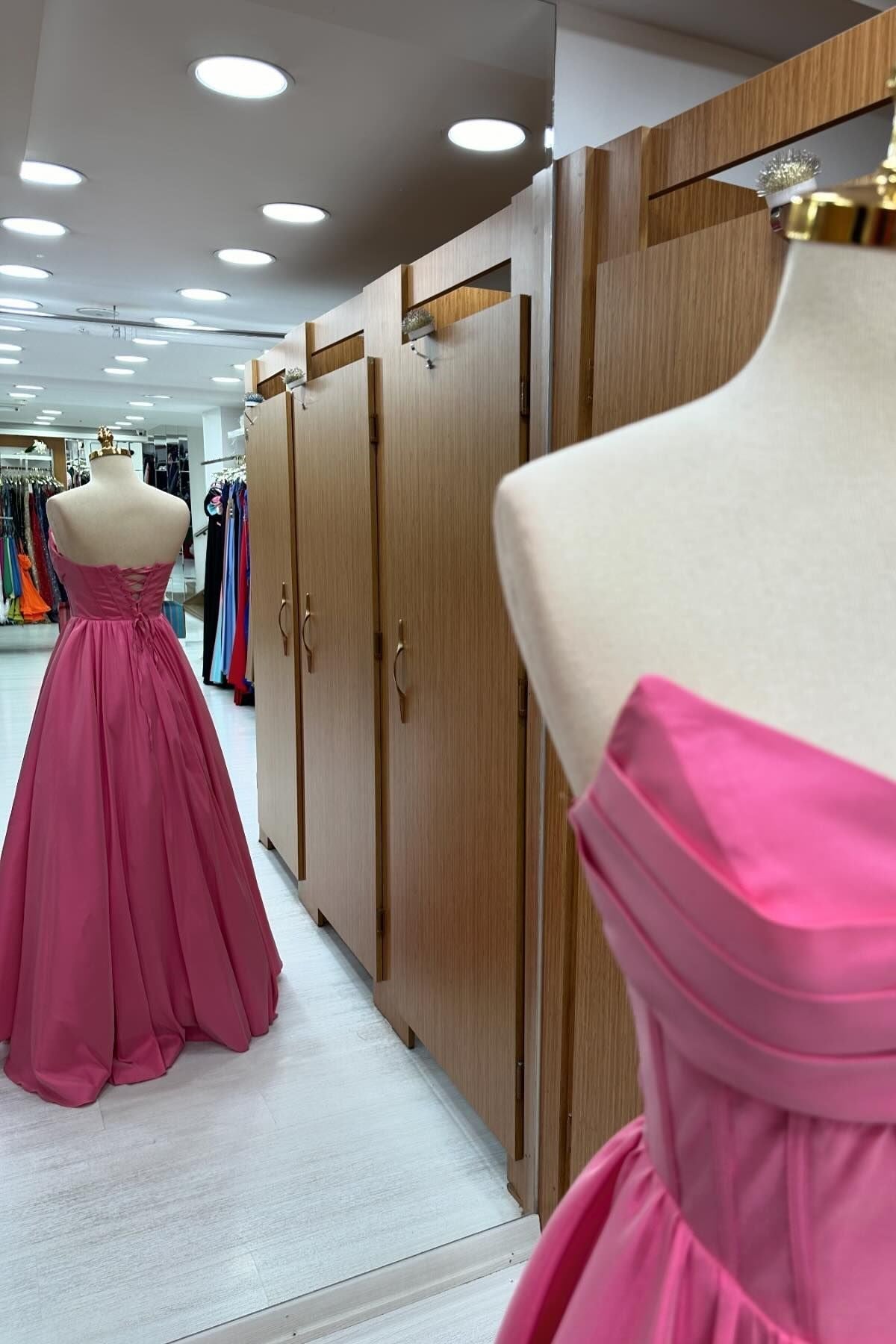 Vestido formal largo de corte A con cordones y sin tirantes en rosa intenso