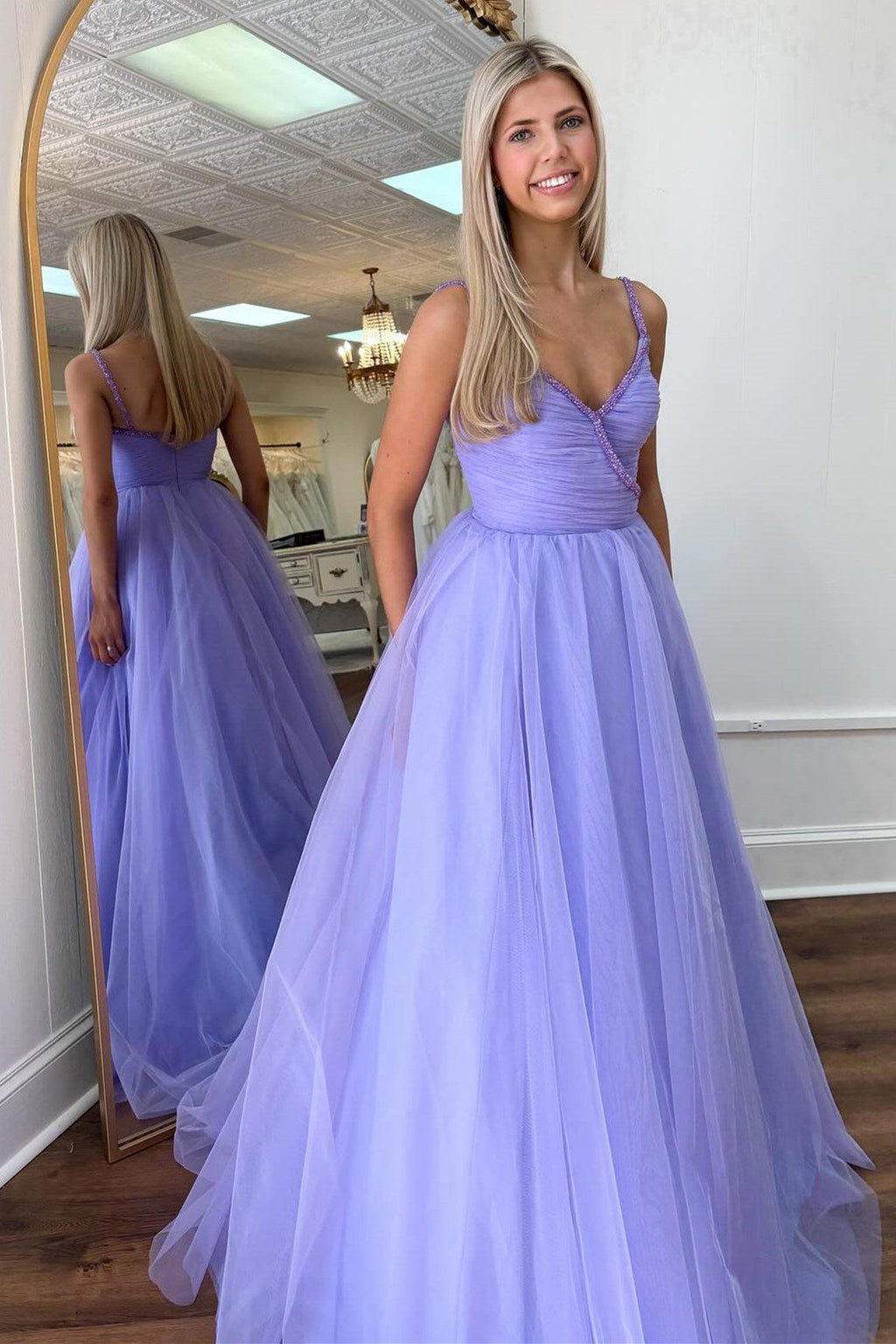 Lavendelfarbenes Ballkleid aus Tüll mit Perlenbesatz