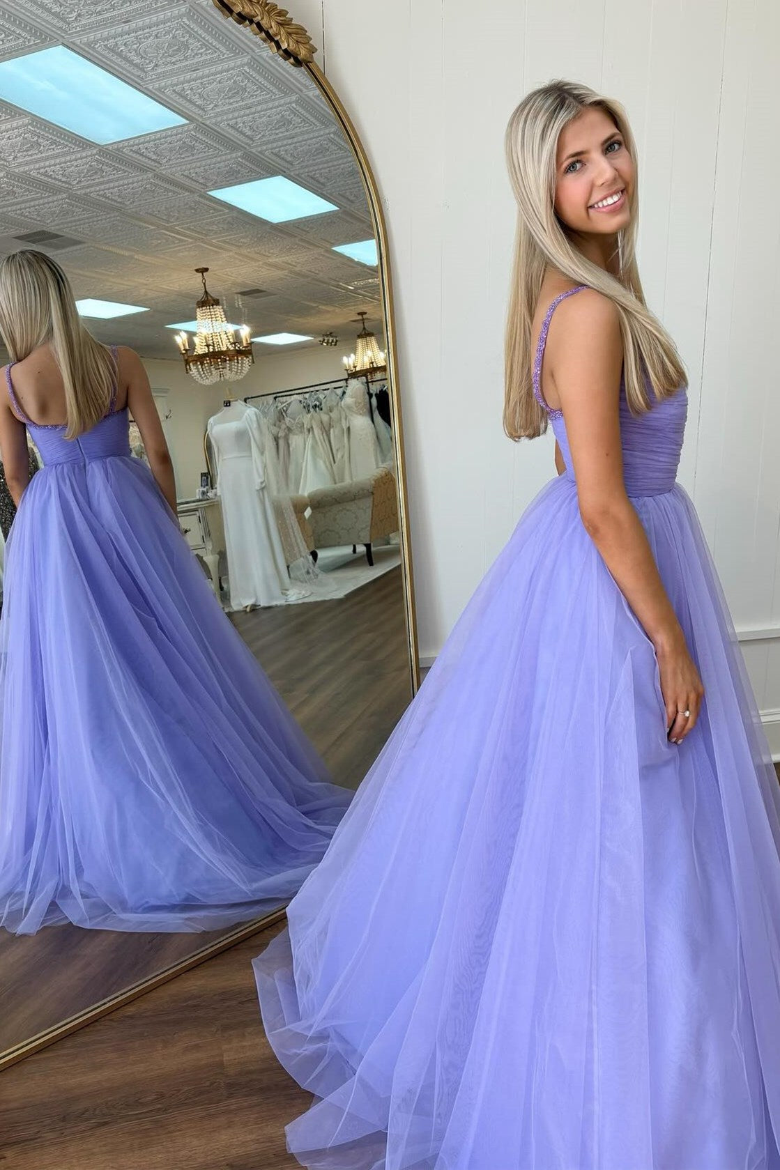 Lavendelfarbenes Ballkleid aus Tüll mit Perlenbesatz