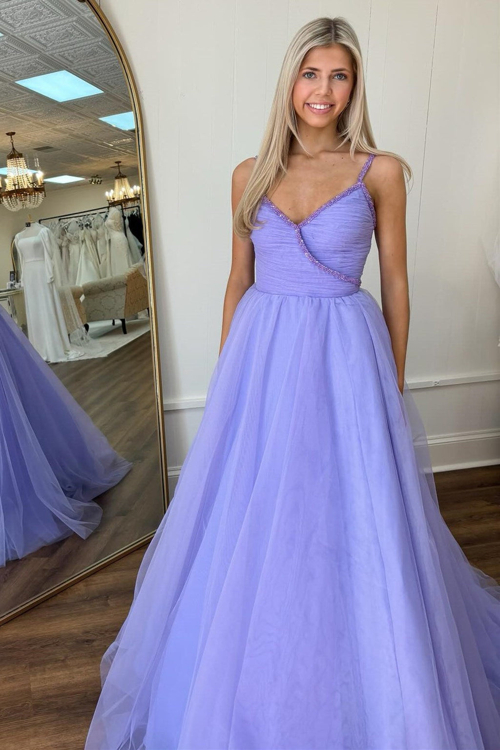 Lavendelfarbenes Ballkleid aus Tüll mit Perlenbesatz