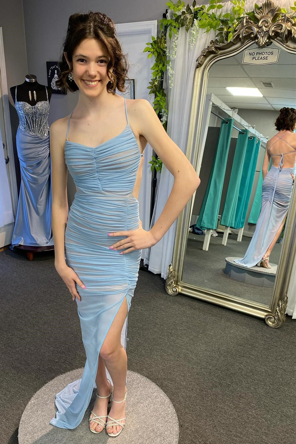 Montana | Vestido largo fruncido de corte sirena con espalda con cordones y abertura en azul claro