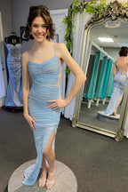 Montana | Vestido largo fruncido de corte sirena con espalda con cordones y abertura en azul claro