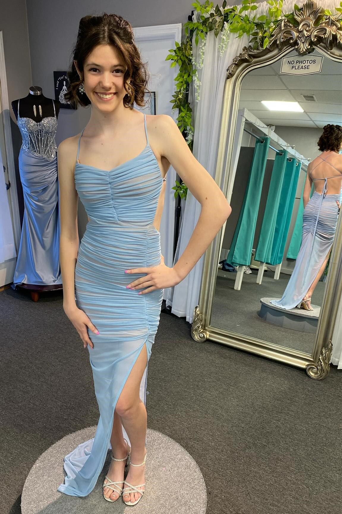 Montana | Vestido largo fruncido de corte sirena con espalda con cordones y abertura en azul claro