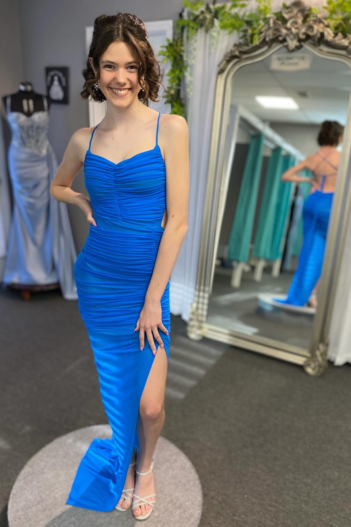 Montana | Vestido largo fruncido de corte sirena con espalda con cordones y abertura en azul claro
