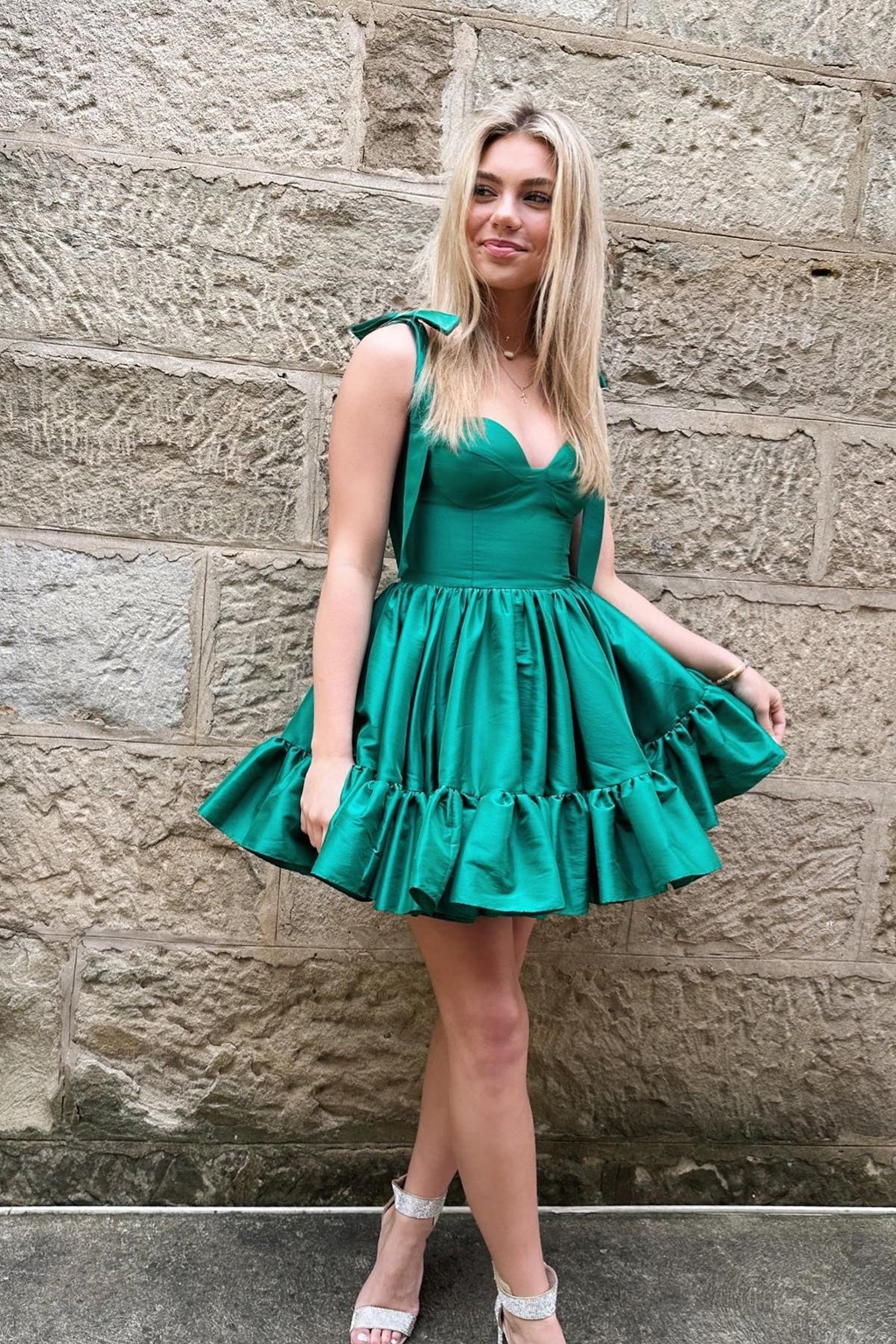 Vestido corto de fiesta con volantes y corsé verde con tirantes finos Y2724