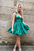 Vestido corto de fiesta con volantes y corsé verde con tirantes finos Y2724