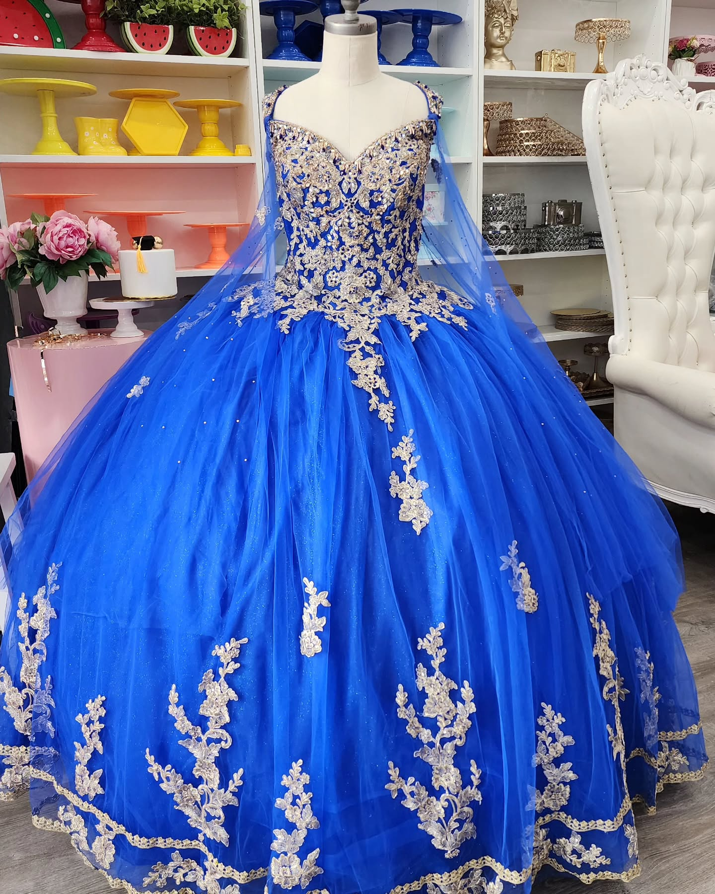 Vestido de fiesta de tul azul rey con encaje dorado para quinceañeras Y530