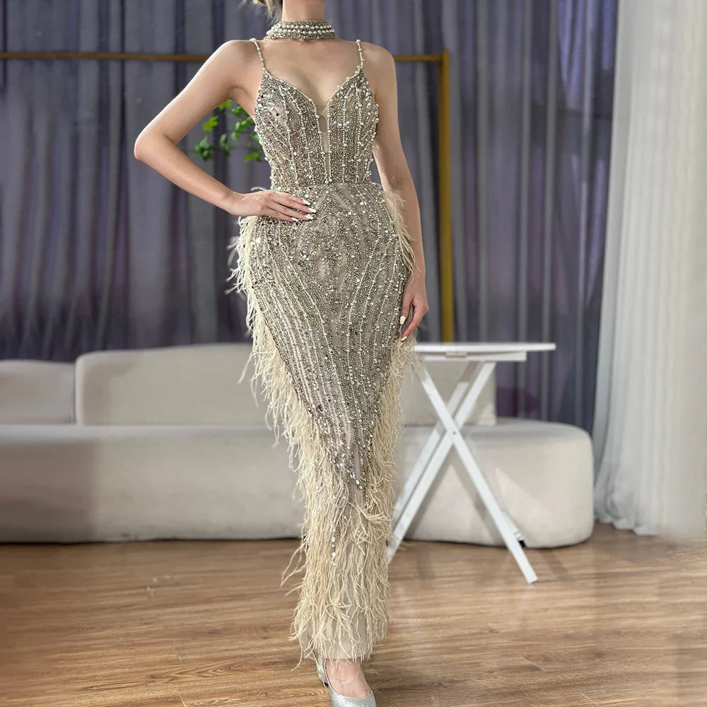 Vestido de noche de sirena color nude blanco con tirantes finos, plumas y cuentas LA72047