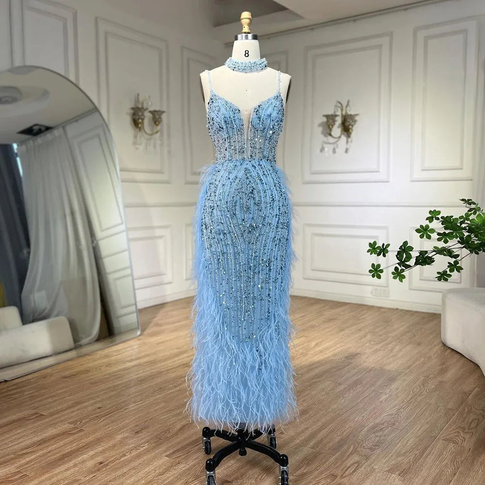 Vestido de noche de sirena color nude blanco con tirantes finos, plumas y cuentas LA72047