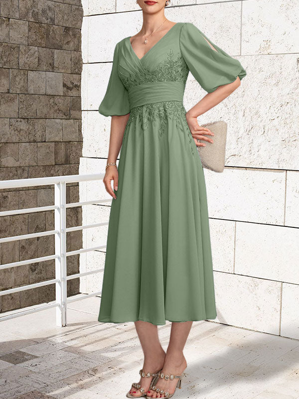 Vestido de madre de la novia de gasa con encaje, escote en V y largo hasta la rodilla con pliegues