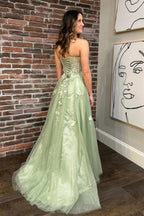 Salbeigrünes trägerloses, langes A-Linien-Ballkleid mit Blumenmuster und Schlitz, PSK500