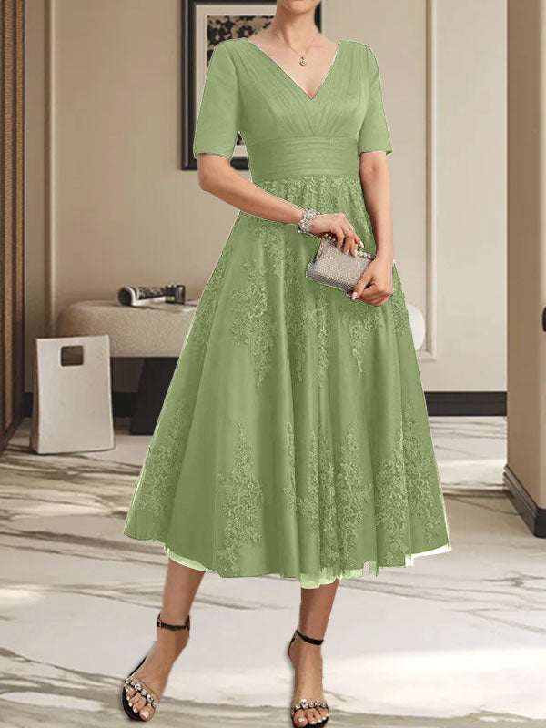 Vestido de madre de la novia de tul con encaje, escote en V y corte A hasta la rodilla con pliegues