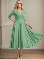A-Linie V-Ausschnitt Wadenlanges Chiffon-Spitzenkleid für die Brautmutter mit Perlen und Pailletten 