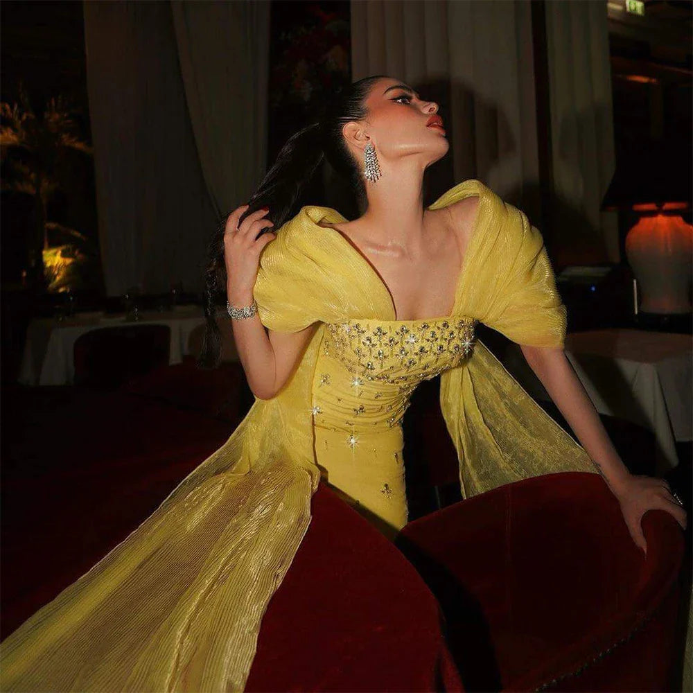 Luxuriöses gelbes Abendkleid mit Perlen und Cape LA72756