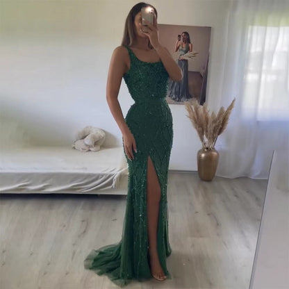 Vestido de noche de lujo con escote sirena, sin mangas y cuentas rojas LA70765