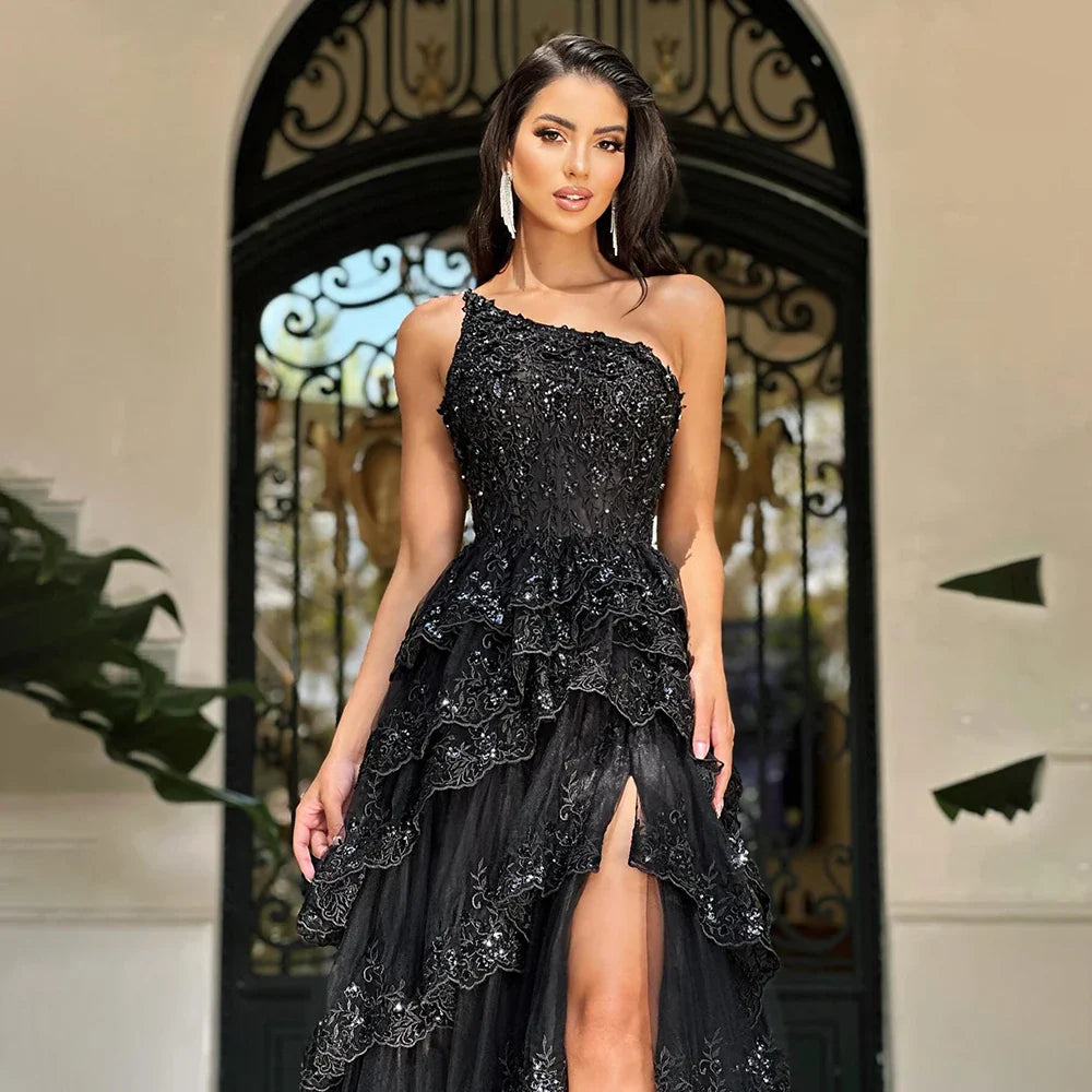 2025 Arabisches schwarzes elegantes One-Shoulder-A-Linien-Spitzen-Luxus-Ballkleid mit Stufen und seitlichem Schlitz für Damenpartys LA72647 