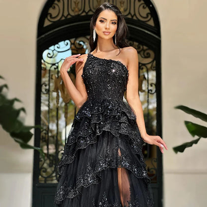 2025 Arabic Black Elegant One-Shoulder Tiered Side Split A-Line Lace Luxury Prom Dress for Women's Party LA72647
