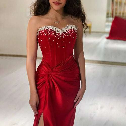 2025 Arabisches Weinrotes trägerloses Meerjungfrau-Abendkleid mit Perlen und seitlichem Schlitz für Damenparty LA72673