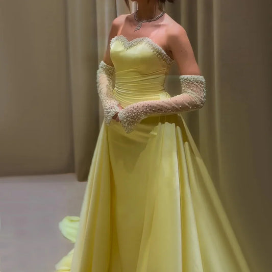 Elegantes Abendkleid aus gelbem Satin mit Herzausschnitt LA72777